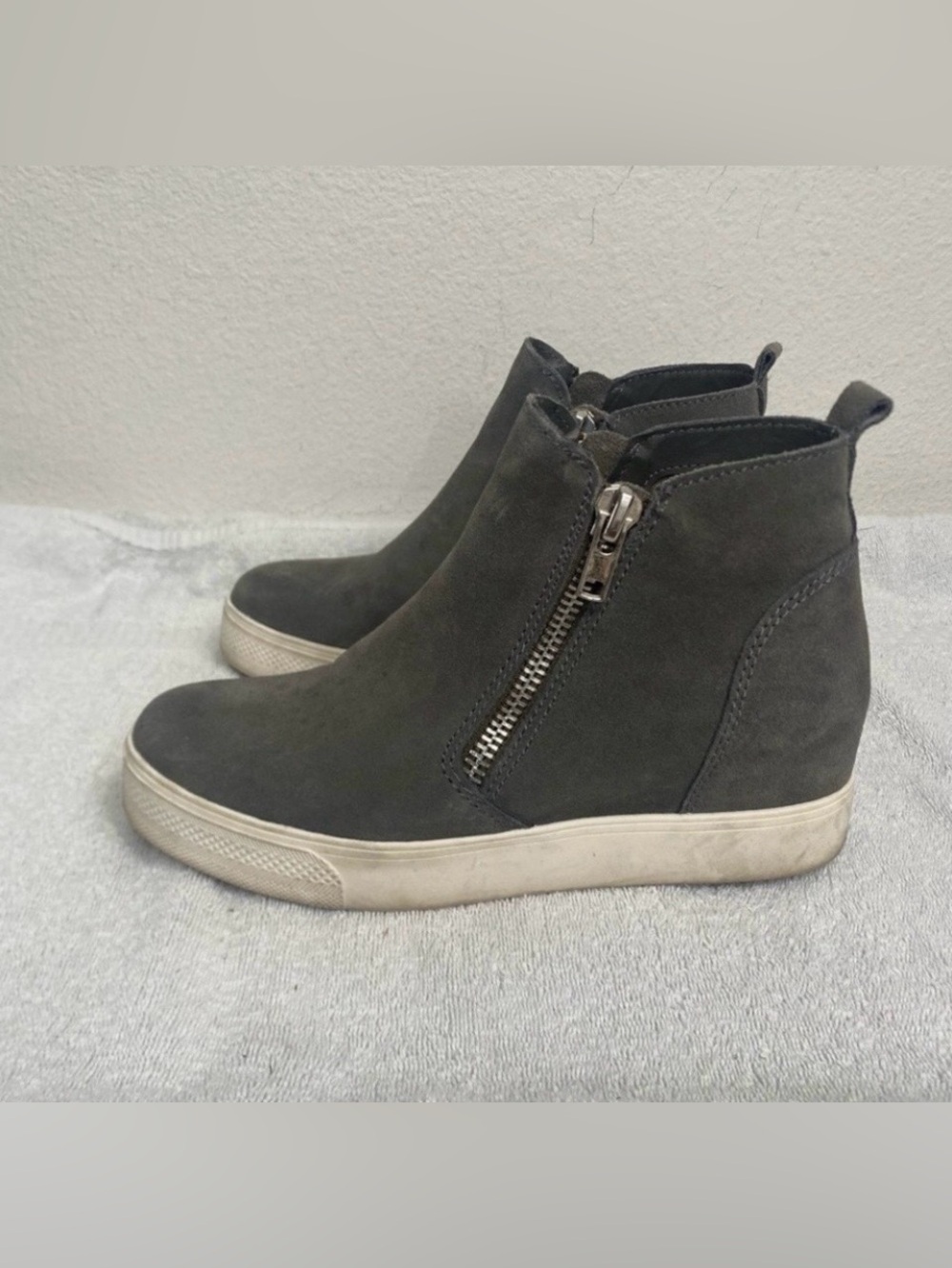 Steve Madden Women’s Wedgie Grey Suede Leather Wedge Sneakers Size 9 Streetwear